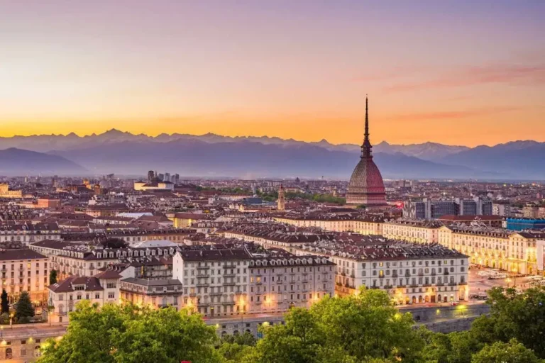 Panorama di Torino visto dal Monte dei Cappuccini con la Mole Antonelliana in primo piano e le Alpi sullo sfondo
