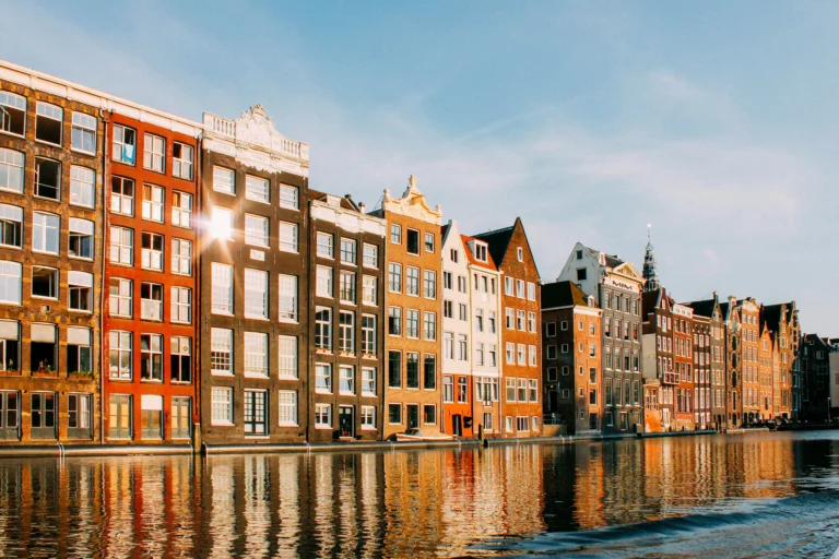 Palazzi colorati tipici di Amsterdam che si affacciano sui canali
