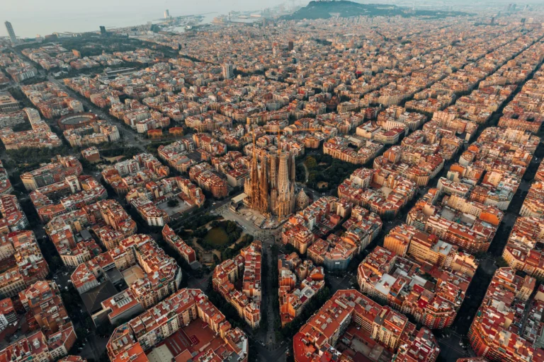 Panorama di Barcellona visto dall’alto con la Sagrada Familia in evidenza