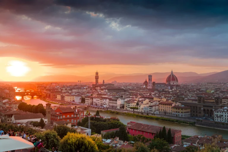 Vista panoramica di Firenze al tramonto con il Duomo, il Ponte Vecchio e il fiume Arno
