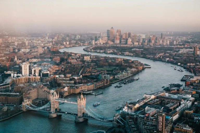 Veduta dall’alto di Londra con il London Bridge e il fiume Tamigi in evidenza