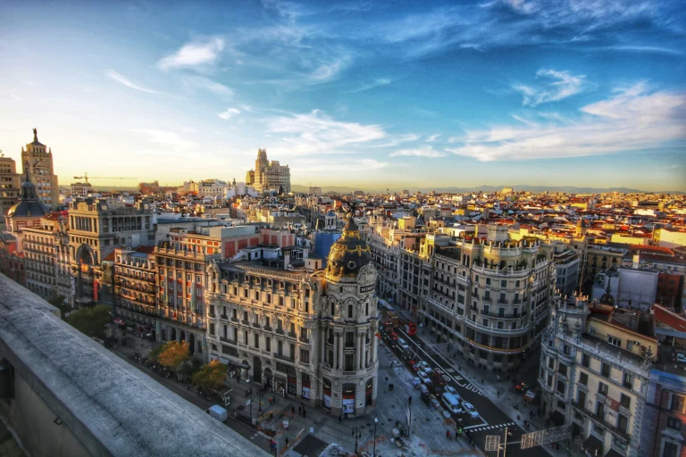 Veduta aerea di Madrid con i tetti della città e lo skyline urbano