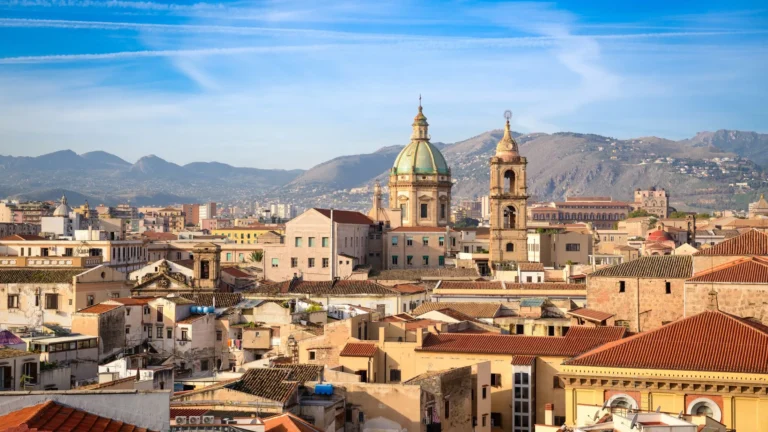 Vista panoramica di Palermo con il centro storico e le montagne sullo sfondo, che evidenziano la bellezza unica della città siciliana.