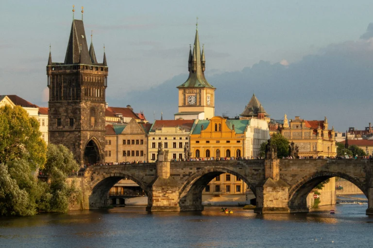 Il Ponte Carlo di Praga, con le sue statue e l'architettura gotica