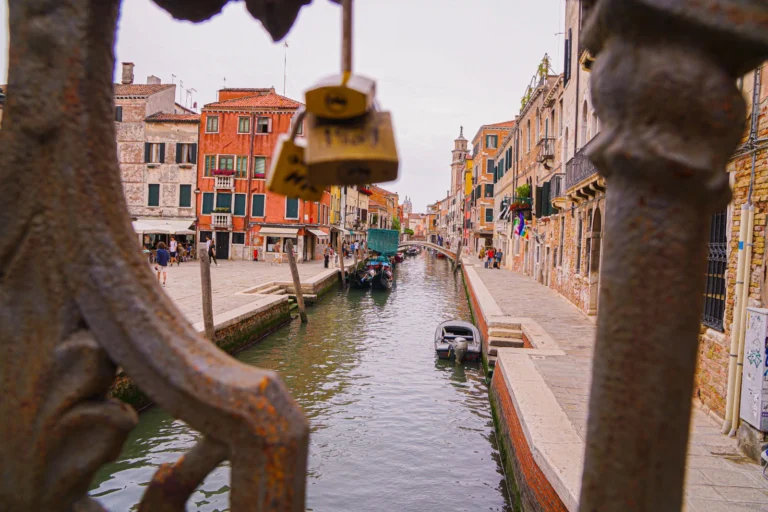 Scorcio di Venezia con gondole sul canale, visto da un ponte