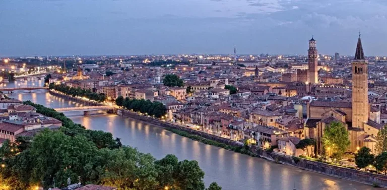 Vista panoramica di Verona con l'Arena e il fiume Adige, che riflettono la bellezza storica e romantica della città.