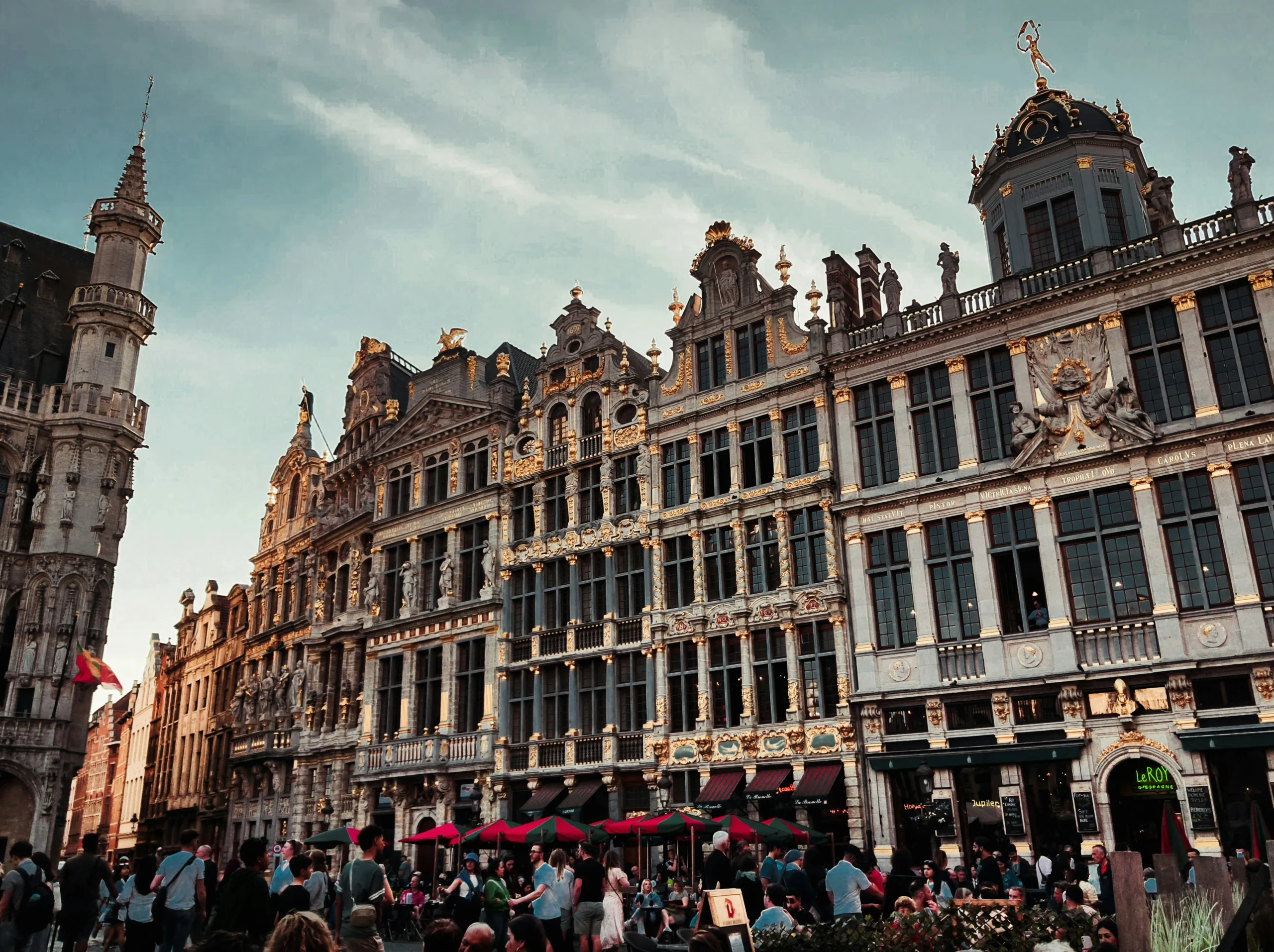 Panoramica della Grand Place di Bruxelles con edifici storici e visitatori nella piazza.