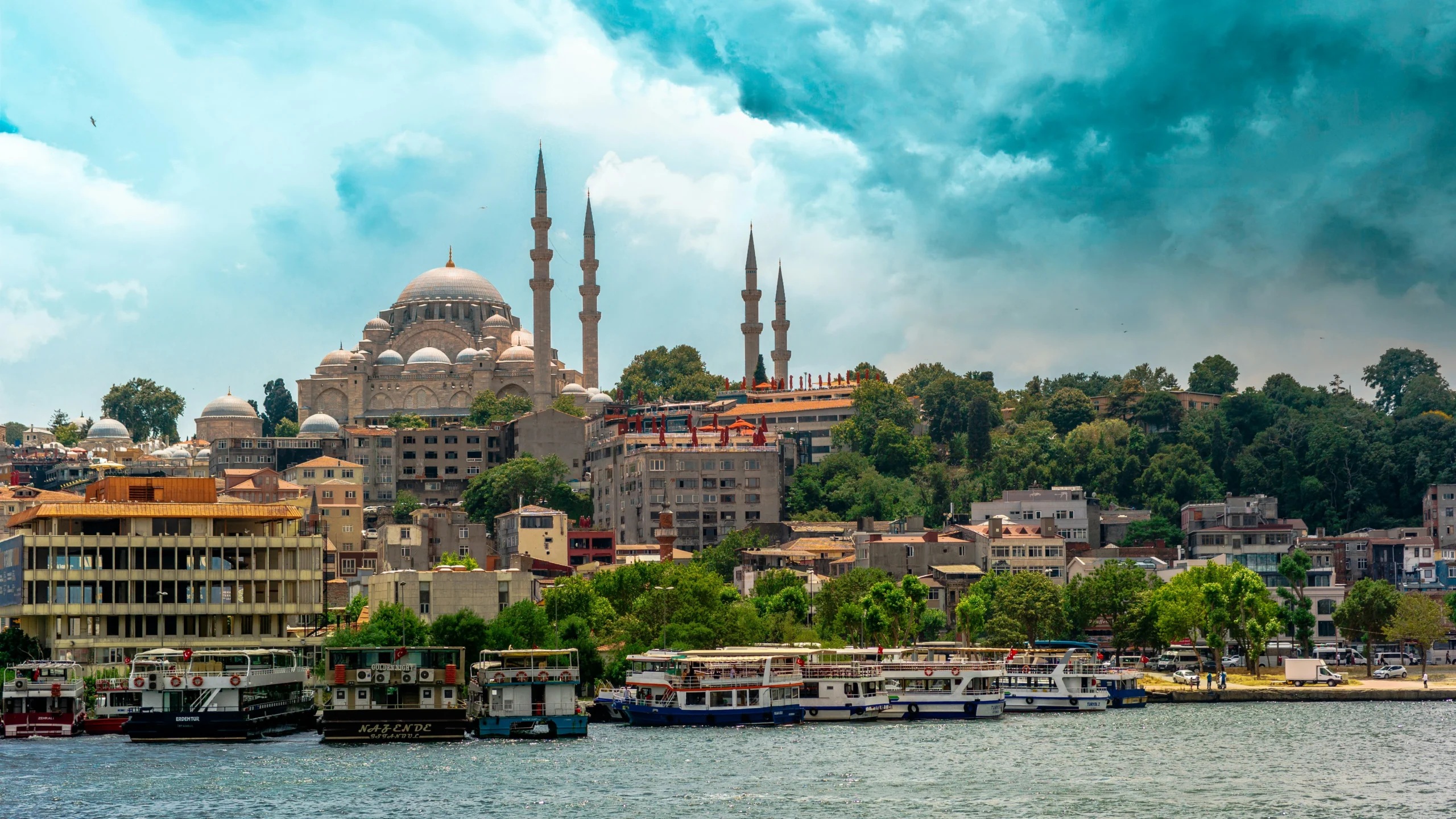 Vista di Santa Sofia a Istanbul dalla riva del Bosforo, con scorcio sullo skyline cittadino.